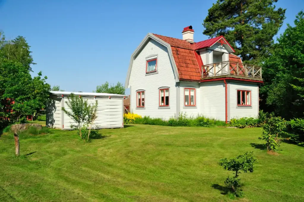 Ett hus med en gård och ett skjul