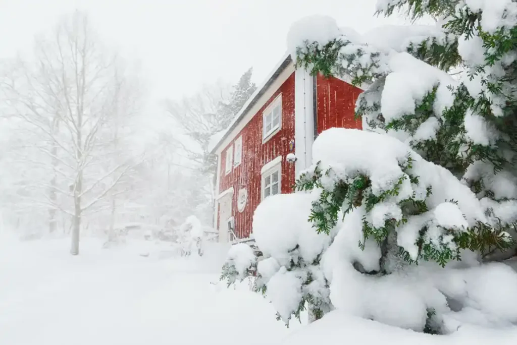 Ett rött hus med snö på